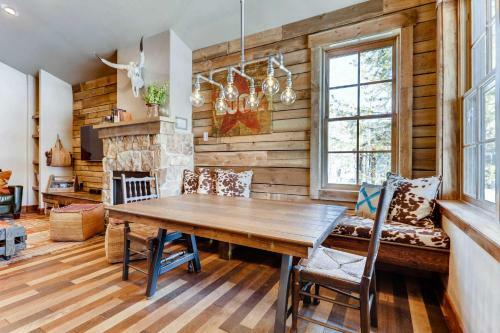 Updated Western Cabin Just 2 Blocks To Grand Lake!