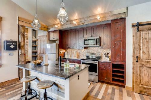 Updated Western Cabin Just 2 Blocks To Grand Lake!