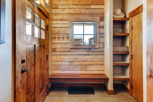 Updated Western Cabin Just 2 Blocks To Grand Lake!