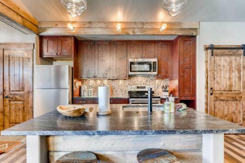 Updated Western Cabin Just 2 Blocks To Grand Lake!