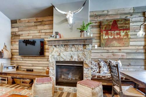 Updated Western Cabin Just 2 Blocks To Grand Lake!