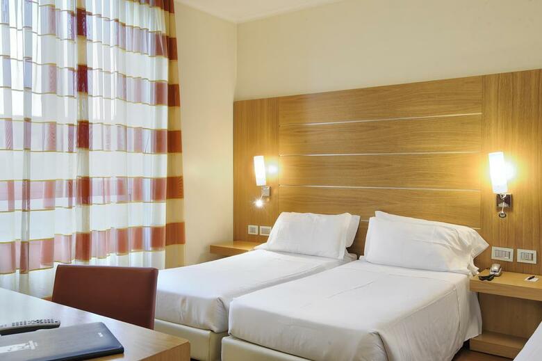 Hotel Canada(.)