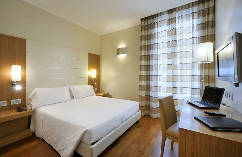 Hotel Canada(.)