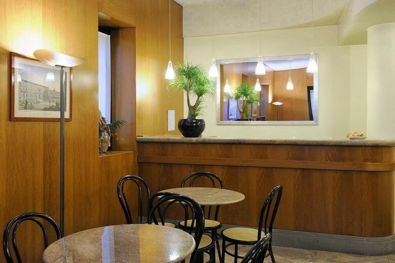 Hotel Canada(.)