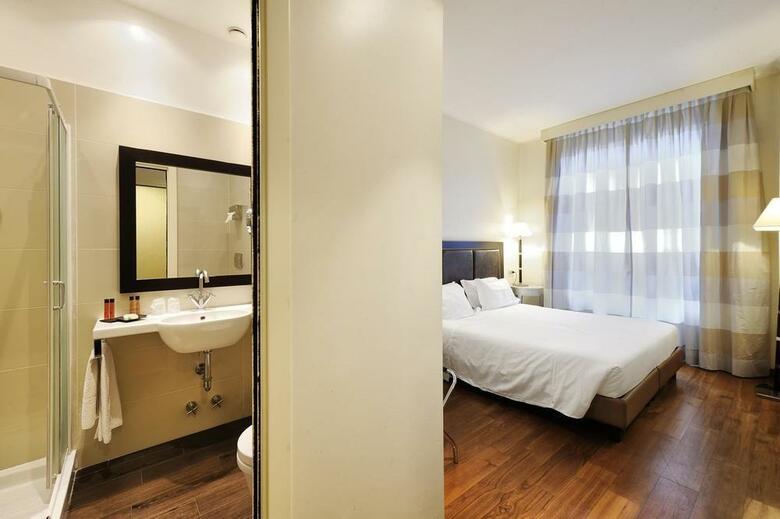Hotel Canada(.)