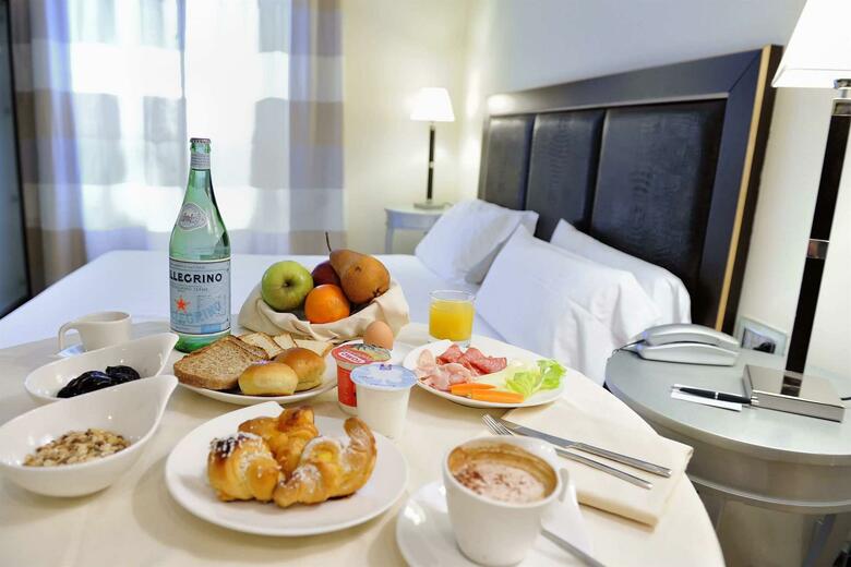 Hotel Canada(.)