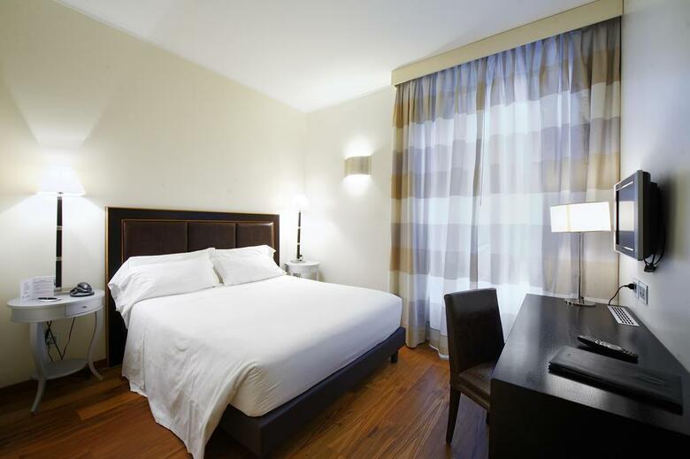Hotel Canada(.)
