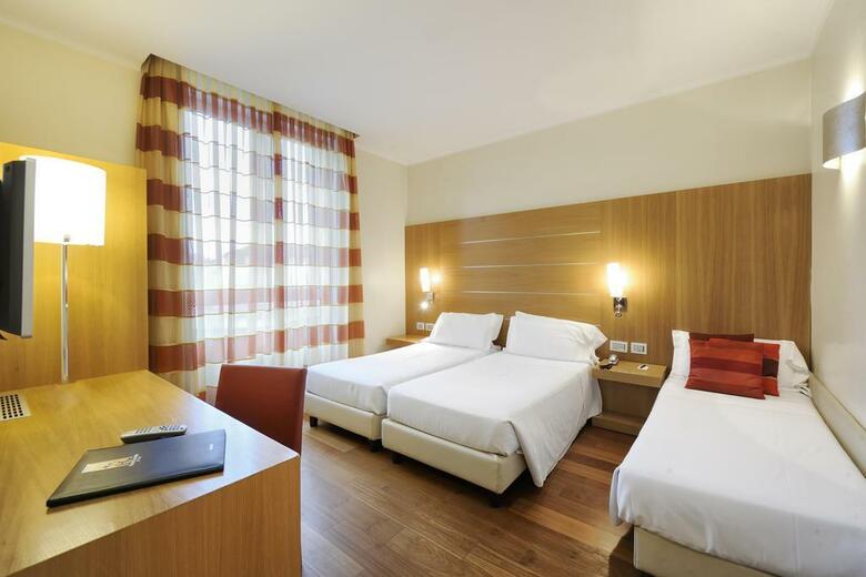 Hotel Canada(.)