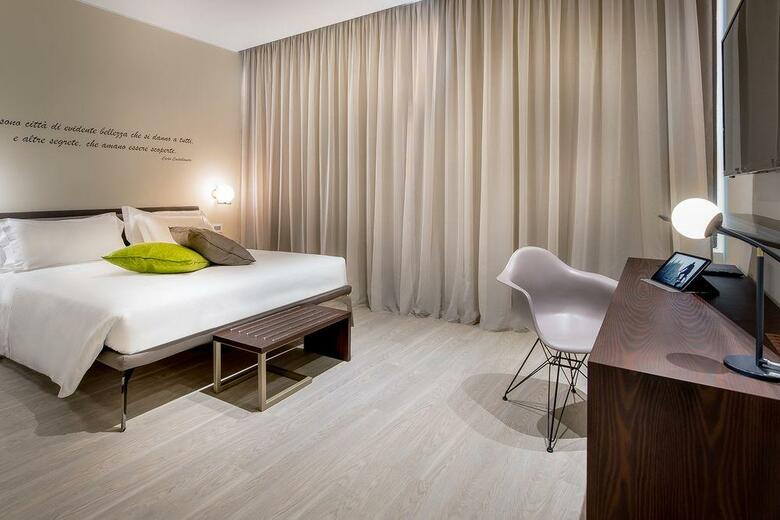 Hotel Canada(.)