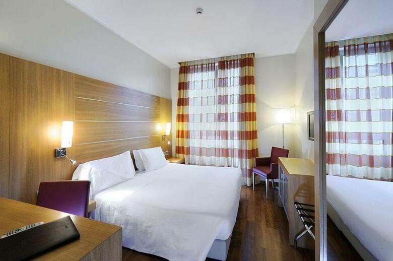 Hotel Canada(.)