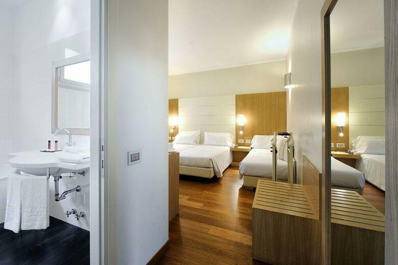 Hotel Canada(.)