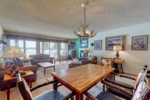 Lakefront Living