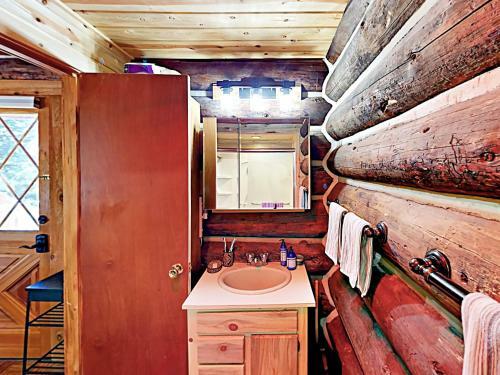 Secluded Mountain-view Log Cabin, Near Snow Trails Home