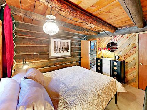 Secluded Mountain-view Log Cabin, Near Snow Trails Home