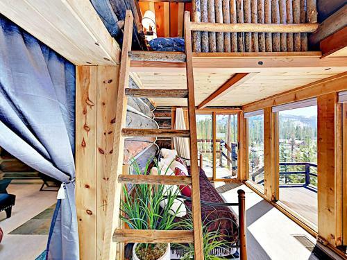 Secluded Mountain-view Log Cabin, Near Snow Trails Home