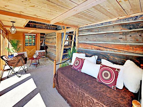 Secluded Mountain-view Log Cabin, Near Snow Trails Home
