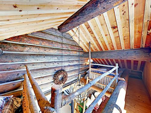 Secluded Mountain-view Log Cabin, Near Snow Trails Home