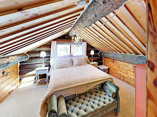Secluded Mountain-view Log Cabin, Near Snow Trails Home