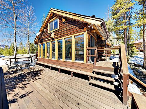 Secluded Mountain-view Log Cabin, Near Snow Trails Home