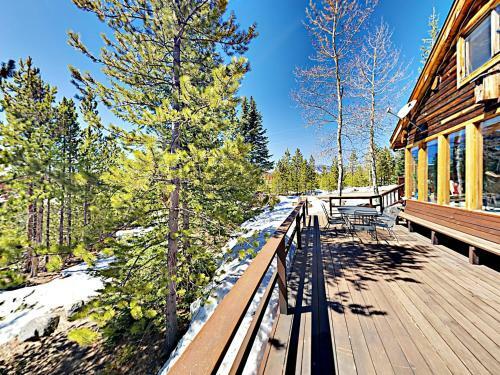 Secluded Mountain-view Log Cabin, Near Snow Trails Home