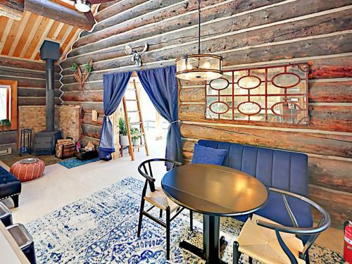 Secluded Mountain-view Log Cabin, Near Snow Trails Home