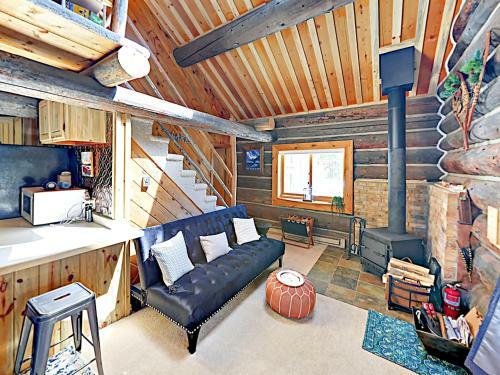 Secluded Mountain-view Log Cabin, Near Snow Trails Home