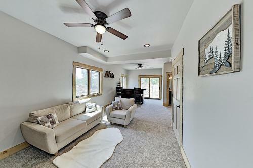 Stylish New Lake-view Home With Fireplace & Firepit Home