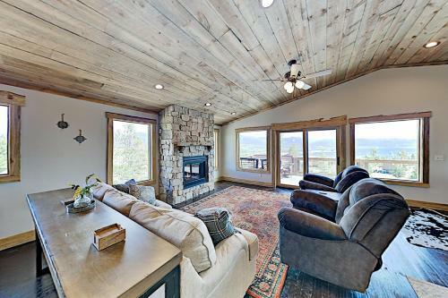 Stylish New Lake-view Home With Fireplace & Firepit Home