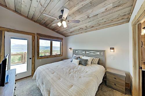 Stylish New Lake-view Home With Fireplace & Firepit Home