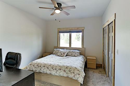 Stylish New Lake-view Home With Fireplace & Firepit Home