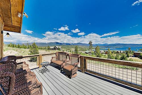 Stylish New Lake-view Home With Fireplace & Firepit Home