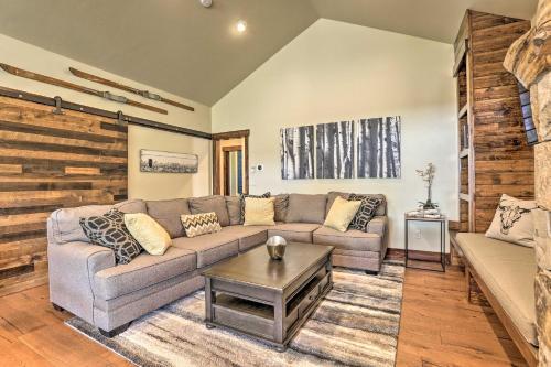 Walk To Main St And Marina From Updated Cabin!