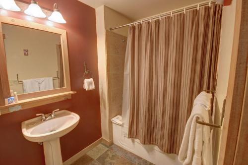 Red Hawk Lodge 2210