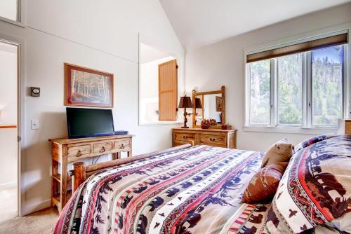Gorgeous Keystone Abode With Hot Tub And Grilling Area
