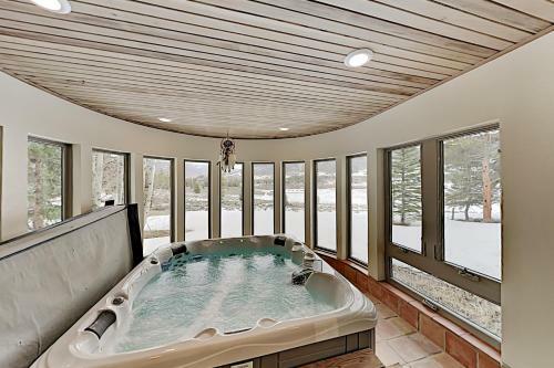 Keystone Ranch With Hot Tub, Sauna & Chef's Kitchen Home