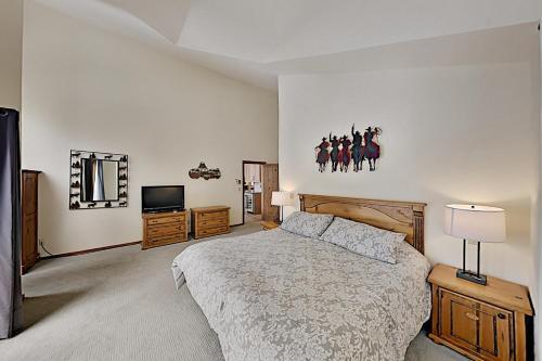 Keystone Ranch With Hot Tub, Sauna & Chef's Kitchen Home