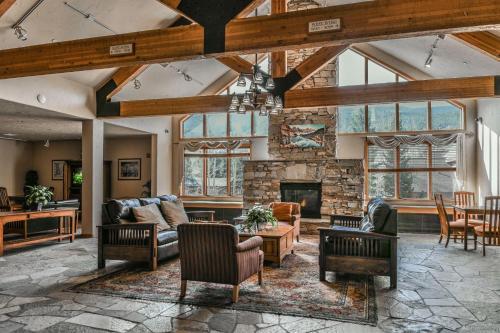 Gateway Lodge 5033