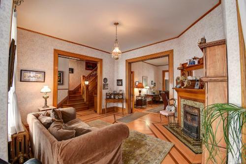 The Mayor's Escape Manor - Access The Great Outdoors!