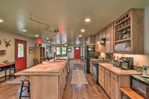 Riverfront House With Fire Pit, Deck And Bbq!