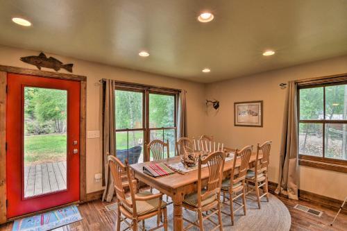 Riverfront House With Fire Pit, Deck And Bbq!