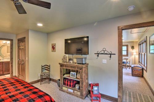 Riverfront House With Fire Pit, Deck And Bbq!