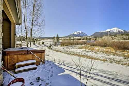 Modern Silverthorne Townhome With Hot Tub And Mtn Views