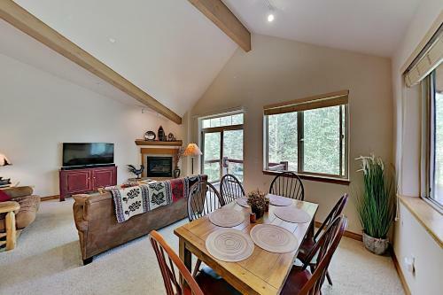 Apartamento Spacious Condo On Blue River - Water-view Balcony Condo