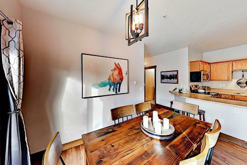 Apartamento Modern Mountain Condo - Near Skiing, Dining, Shops Condo