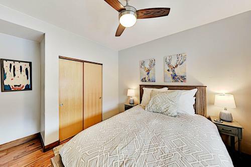 Apartamento Modern Mountain Condo - Near Skiing, Dining, Shops Condo