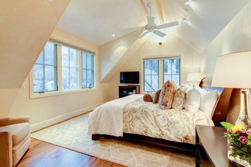 205 S Oak By Exceptional Stays