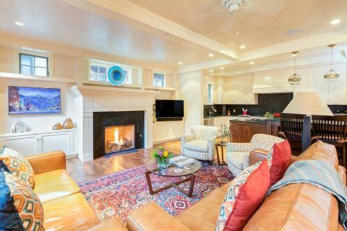 205 S Oak By Exceptional Stays