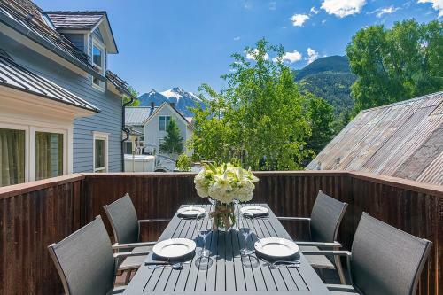 205 S Oak By Exceptional Stays