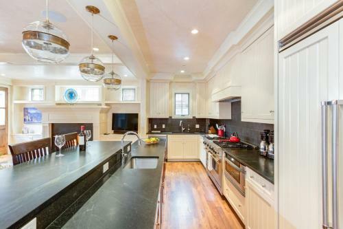 205 S Oak By Exceptional Stays
