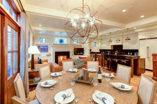 205 S Oak By Exceptional Stays